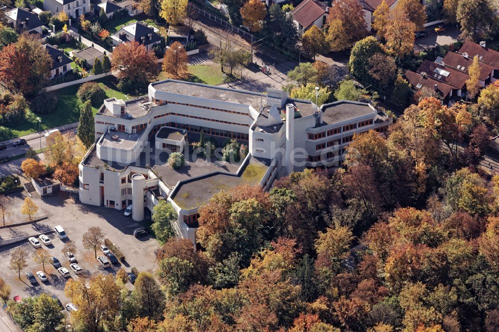 Grünwald aus der Vogelperspektive: Gebäude des FWU-Institutes am Bavaria Filmplatz in Geiselgasteig bei München im Bundesland Bayern