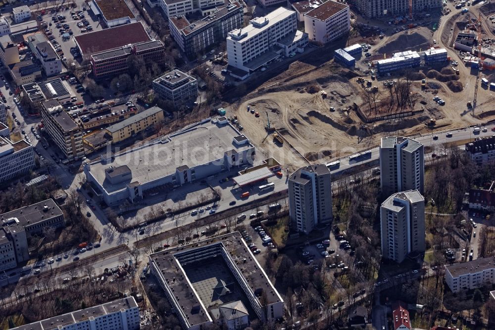 Luftbild München - Gebäude des geschlossenen Real-Marktes an der Machtlfinger Straße 4 in München Obersendling im Bundesland Bayern