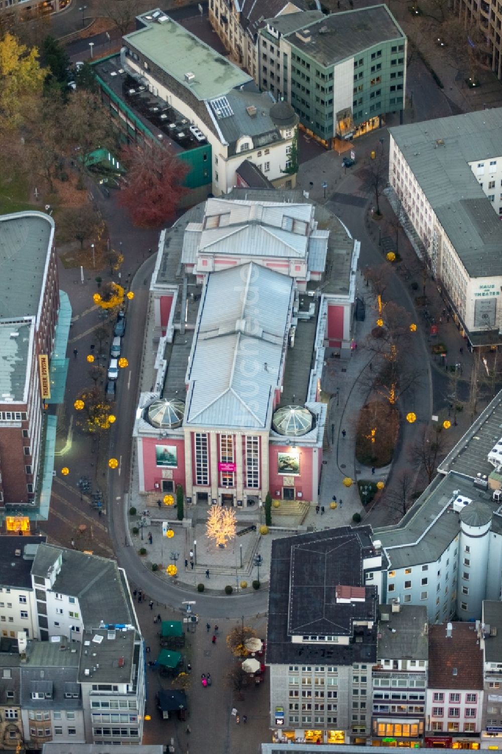 Essen von oben - Gebäude des Grillo Theater am Theaterplatz in Essen im Bundesland Nordrhein-Westfalen