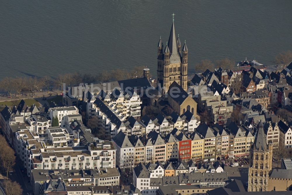 Luftaufnahme Köln - Gebäude der Groß Sankt Martin Kirche und Kölner Rathaus in Köln im Bundesland Nordrhein-Westfalen NRW