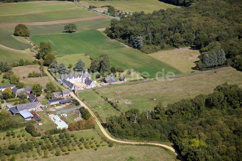 Saint Remy la Varenne aus der Vogelperspektive: Gebäude eines Gutshauses und Herrenhauses in Saint Remy la Varenne in Pays de la Loire, Frankreich