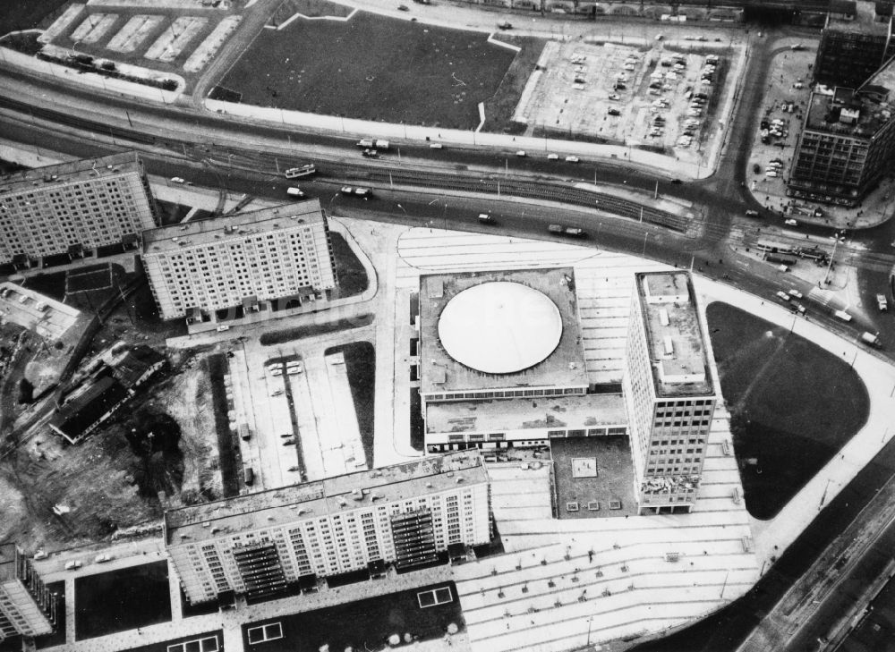 Berlin Mitte von oben - Gebäude Haus des Lehrers und Kongreßhalle am Stadtzentrum Mitte der Innenstadt in Berlin