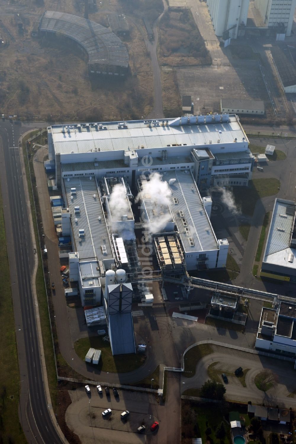 Luftaufnahme Bitterfeld - Gebäude der Heraeus Quarzglas GmbH & Co. KG in Bitterfeld-Wolfen im Bundesland Sachsen-Anhalt