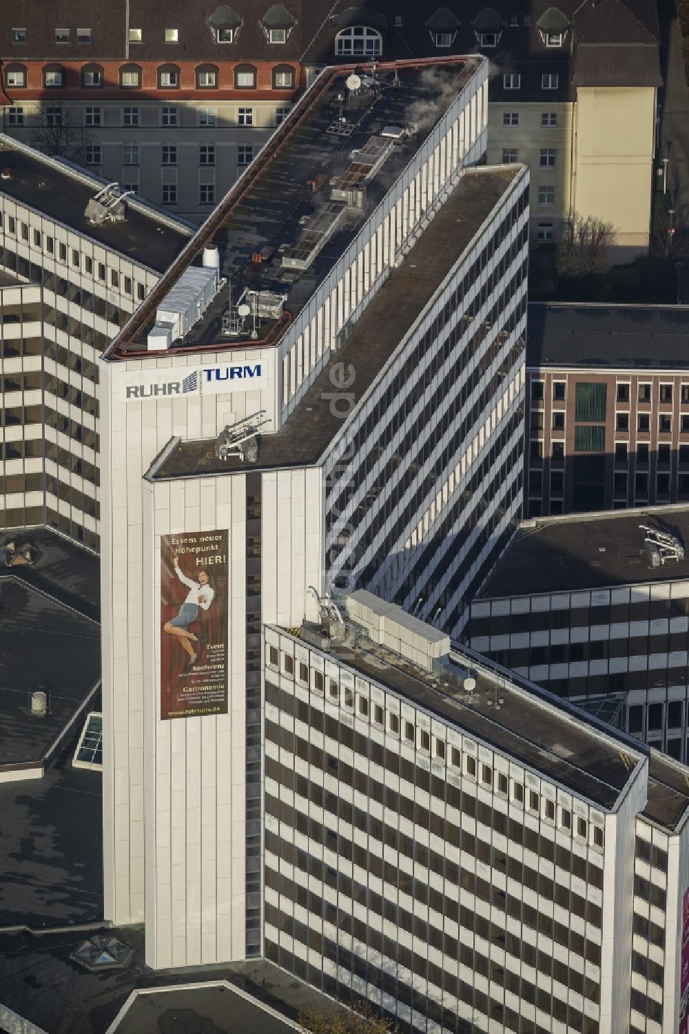 Luftaufnahme Essen - Gebäude des Hochhauses Ruhrgasturm, der ehemaligen EON Firmenzentrale in der Innenstadt von Essen im Ruhrgebiet in Nordrhein-Westfalen