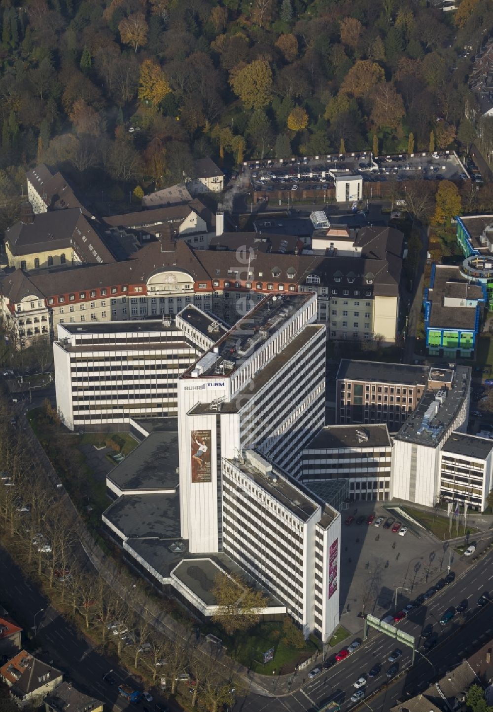 Essen von oben - Gebäude des Hochhauses Ruhrgasturm, der ehemaligen EON Firmenzentrale in der Innenstadt von Essen im Ruhrgebiet in Nordrhein-Westfalen