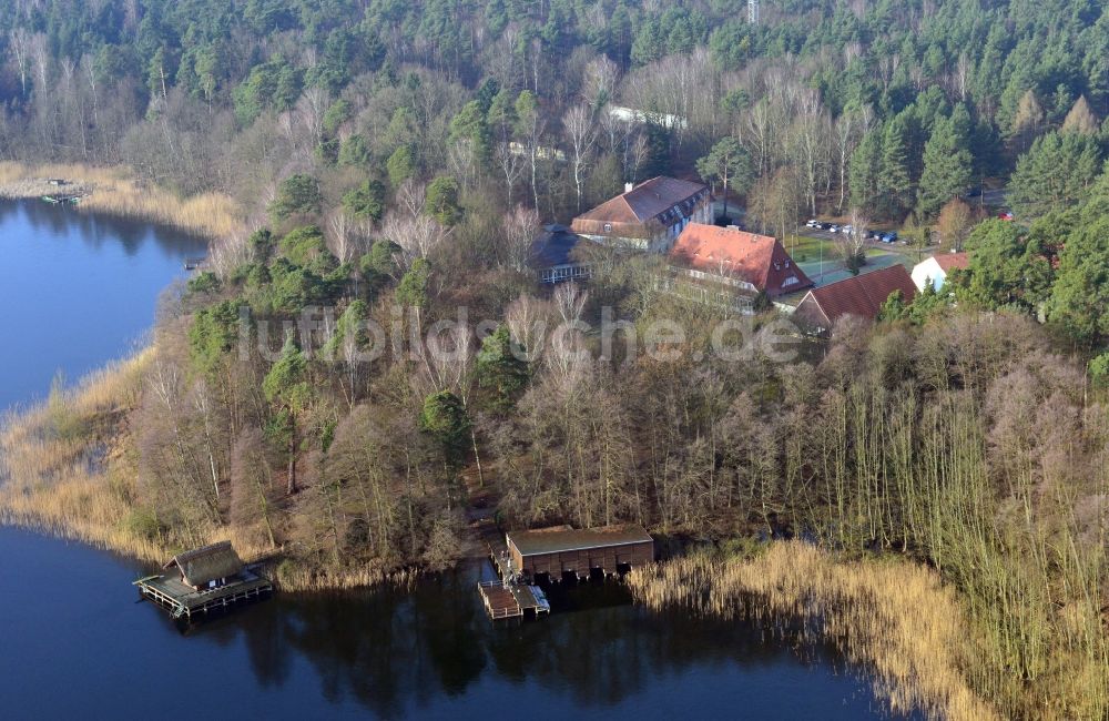 Templin - Groß Dölln von oben - Gebäude des Hotel Döllnsee-Schorfheide am Ufer des Großdöllner See in Groß Dölln einem Ortsteil von Templin im Bundesland Brandenburg