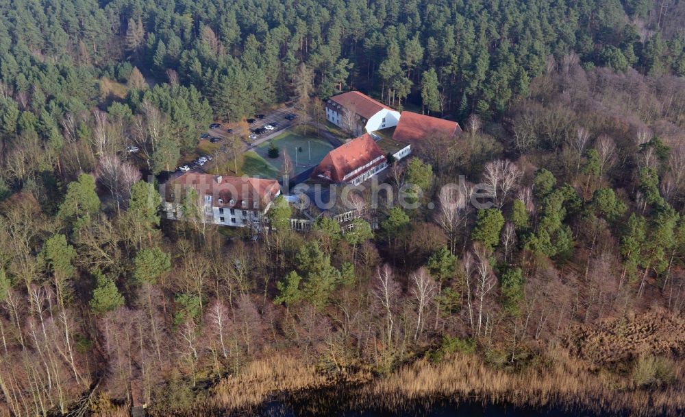 Templin - Groß Dölln aus der Vogelperspektive: Gebäude des Hotel Döllnsee-Schorfheide am Ufer des Großdöllner See in Groß Dölln einem Ortsteil von Templin im Bundesland Brandenburg