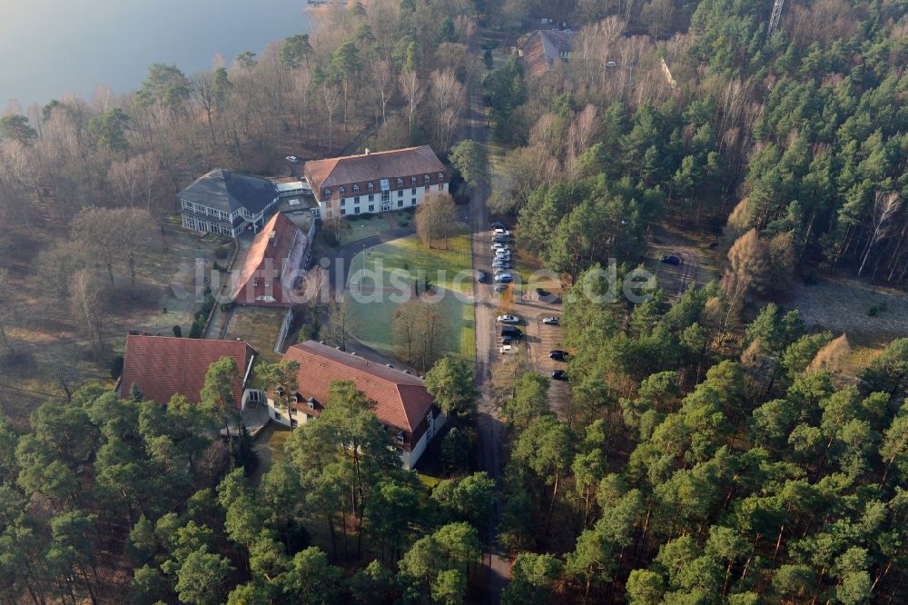 Luftaufnahme Templin - Groß Dölln - Gebäude des Hotel Döllnsee-Schorfheide am Ufer des Großdöllner See in Groß Dölln einem Ortsteil von Templin im Bundesland Brandenburg