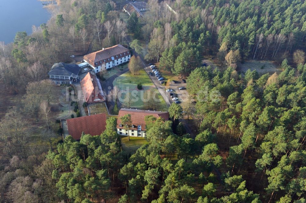 Templin - Groß Dölln von oben - Gebäude des Hotel Döllnsee-Schorfheide am Ufer des Großdöllner See in Groß Dölln einem Ortsteil von Templin im Bundesland Brandenburg