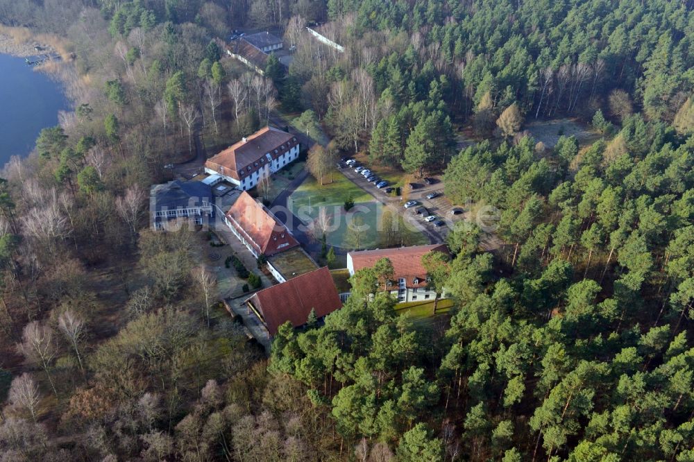 Templin - Groß Dölln aus der Vogelperspektive: Gebäude des Hotel Döllnsee-Schorfheide am Ufer des Großdöllner See in Groß Dölln einem Ortsteil von Templin im Bundesland Brandenburg