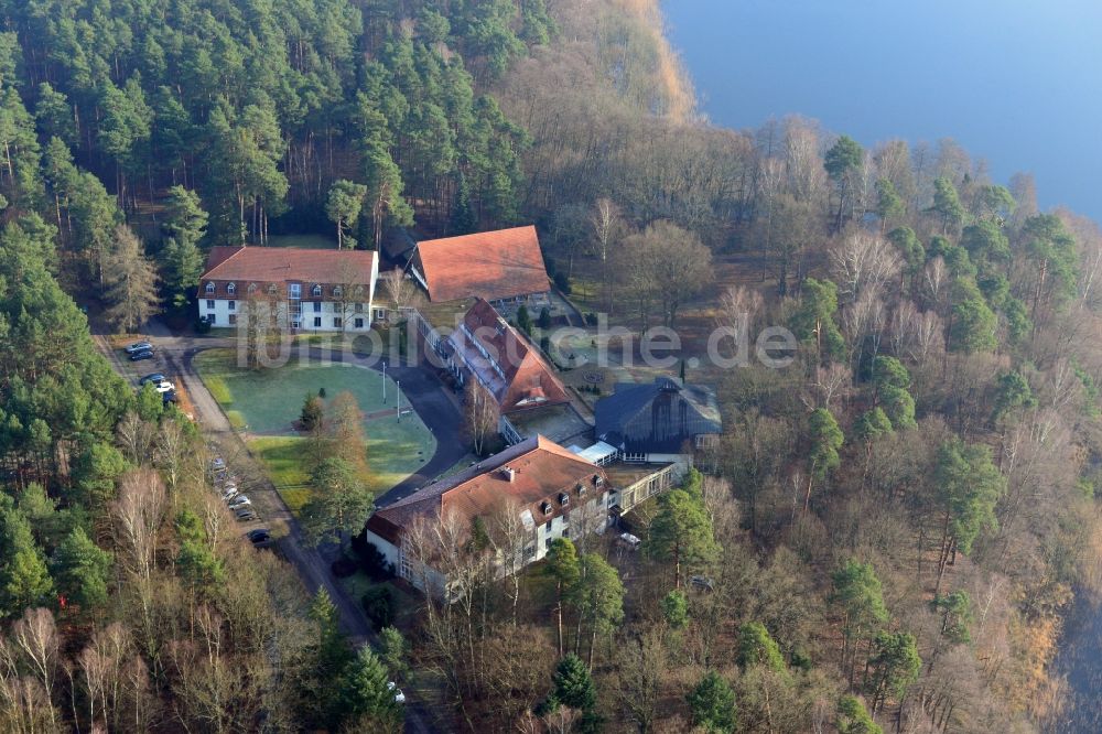 Templin - Groß Dölln von oben - Gebäude des Hotel Döllnsee-Schorfheide am Ufer des Großdöllner See in Groß Dölln einem Ortsteil von Templin im Bundesland Brandenburg