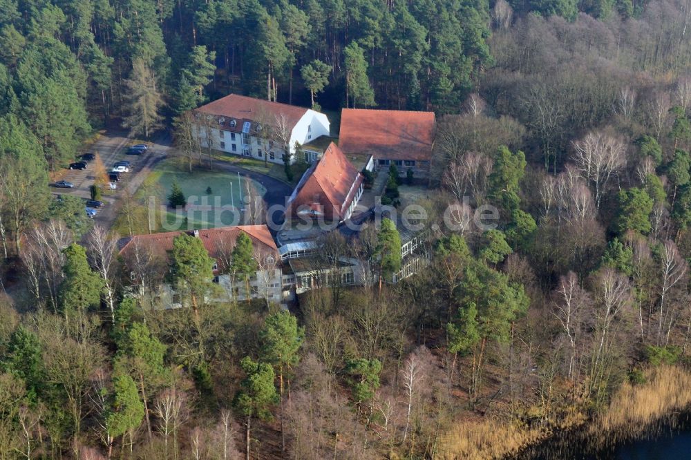 Luftaufnahme Templin - Groß Dölln - Gebäude des Hotel Döllnsee-Schorfheide am Ufer des Großdöllner See in Groß Dölln einem Ortsteil von Templin im Bundesland Brandenburg