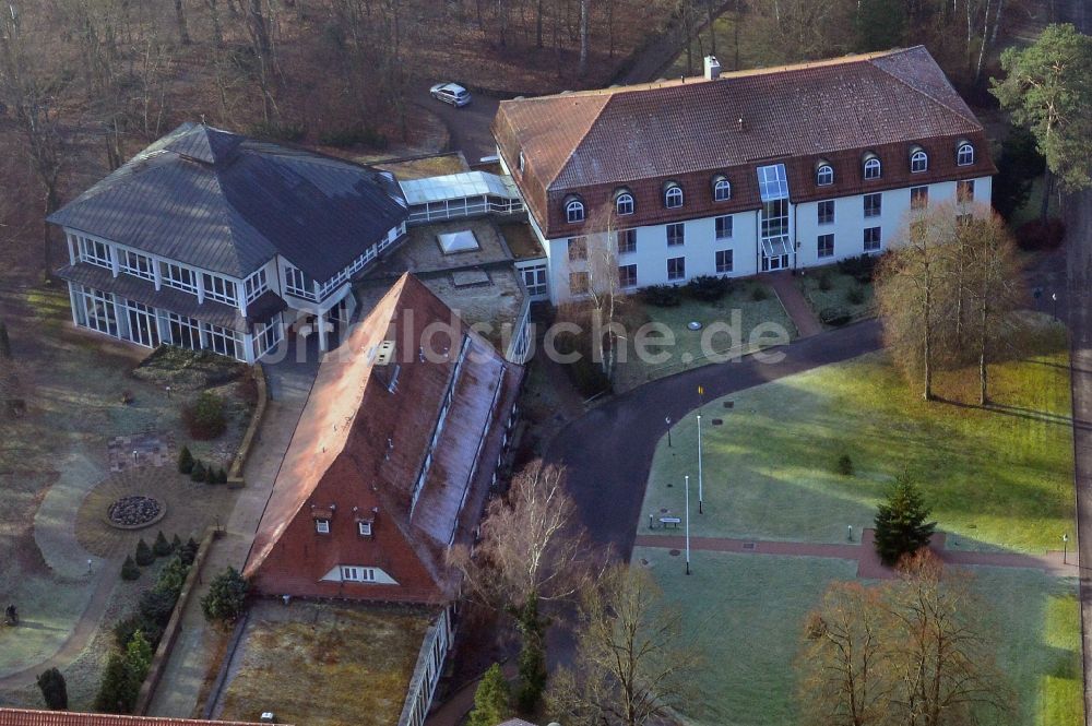 Templin - Groß Dölln von oben - Gebäude des Hotel Döllnsee-Schorfheide am Ufer des Großdöllner See in Groß Dölln einem Ortsteil von Templin im Bundesland Brandenburg