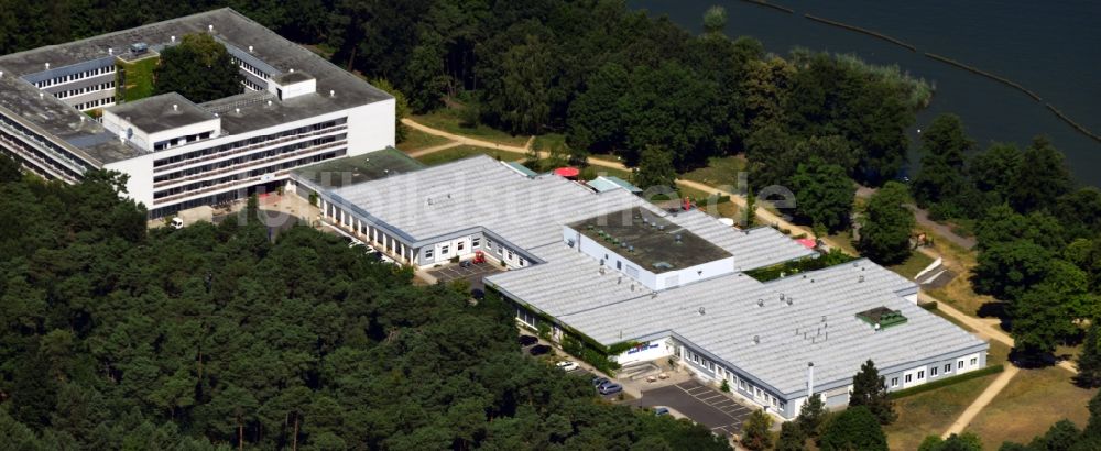 Berlin aus der Vogelperspektive: Gebäude des Hotel Müggelsee zwischen Müggelheimer Damm und dem Ufer des Müggelsee in Berlin