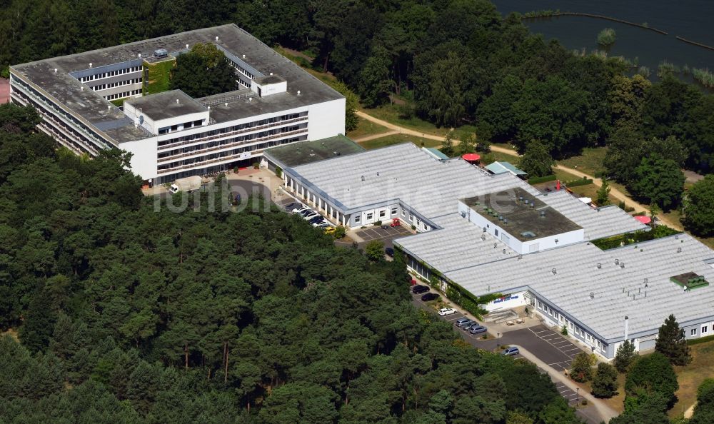 Luftbild Berlin - Gebäude des Hotel Müggelsee zwischen Müggelheimer Damm und dem Ufer des Müggelsee in Berlin