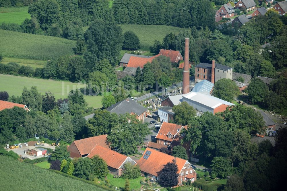 Luftaufnahme Poggenort - Gebäude der Hotelanlage Alte Kornbrennerei und das Familienunternehmen Natursteine Heinz Stall in Poggenort im Bundesland Niedersachsen