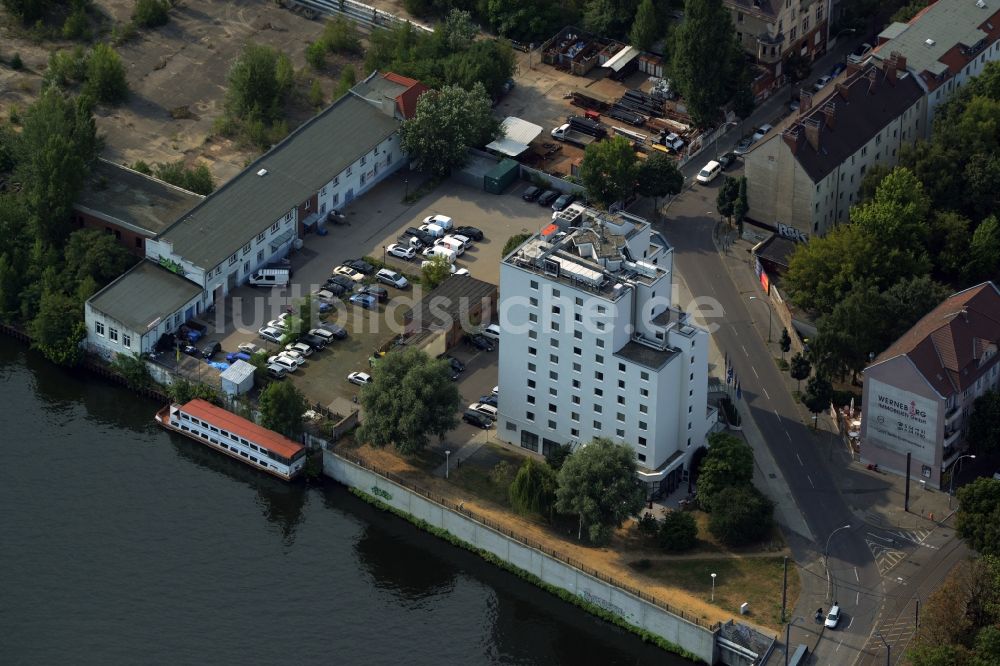 Luftaufnahme Berlin - Gebäude des Hotels NH Berlin Treptow am Ufer des Flusses Spree im Ortsteil Niederschöneweide in Berlin