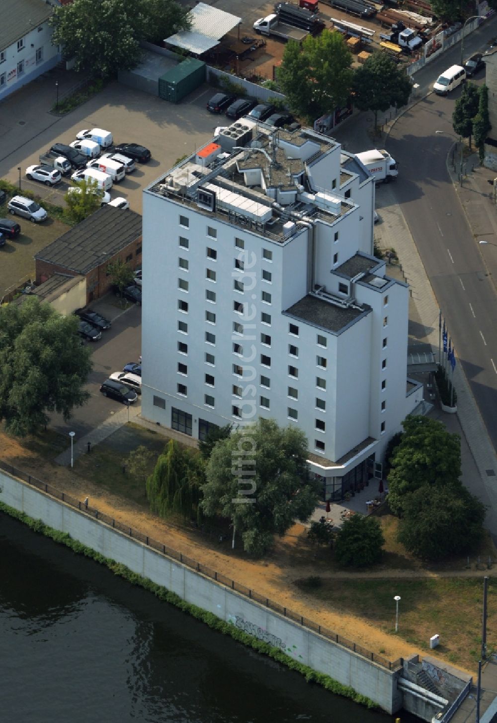 Berlin aus der Vogelperspektive: Gebäude des Hotels NH Berlin Treptow am Ufer des Flusses Spree im Ortsteil Niederschöneweide in Berlin