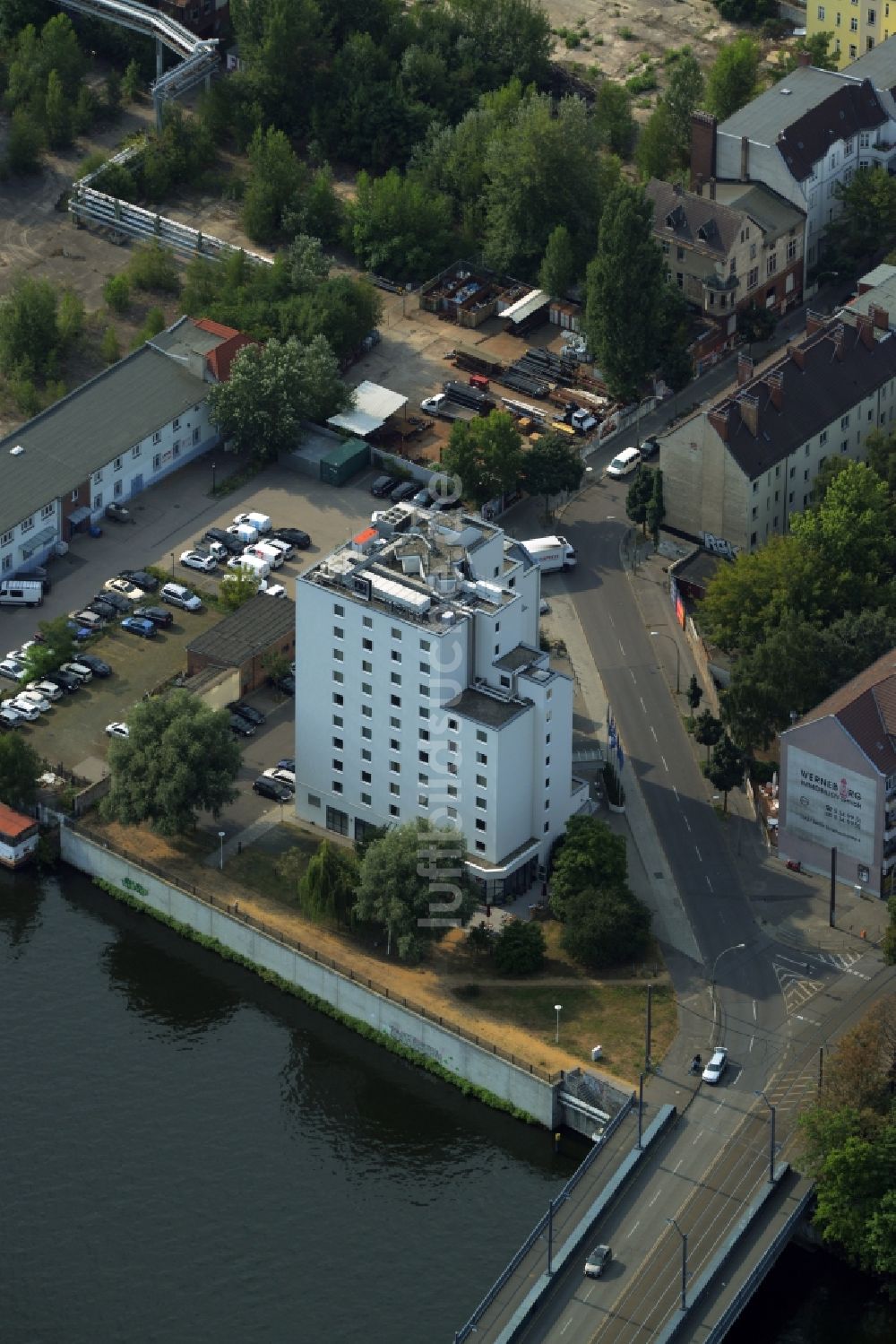 Luftbild Berlin - Gebäude des Hotels NH Berlin Treptow am Ufer des Flusses Spree im Ortsteil Niederschöneweide in Berlin