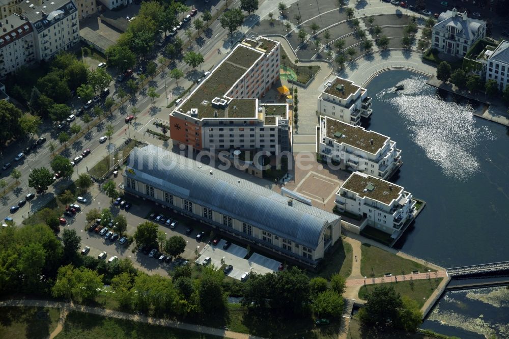 Berlin aus der Vogelperspektive: Gebäude der Humboldt Bibliothek und Wohnhäuser am Tegeler Hafen im Bezirk Reinickendorf in Berlin