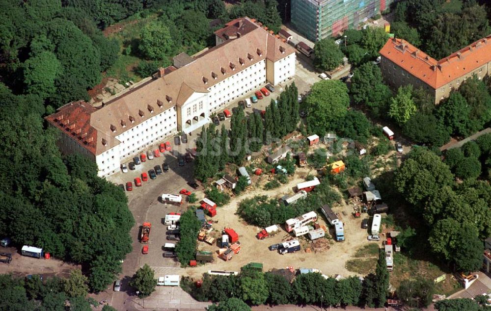 Luftbild Berlin - Prenzlauer-Berg - Gebäude des HUSS-Verlages am Volkspark Friedrichshain und Wagenburg.