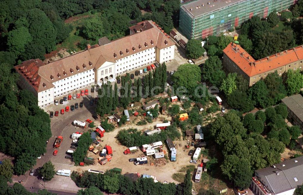 Luftaufnahme Berlin - Prenzlauer-Berg - Gebäude des HUSS-Verlages am Volkspark Friedrichshain und Wagenburg.