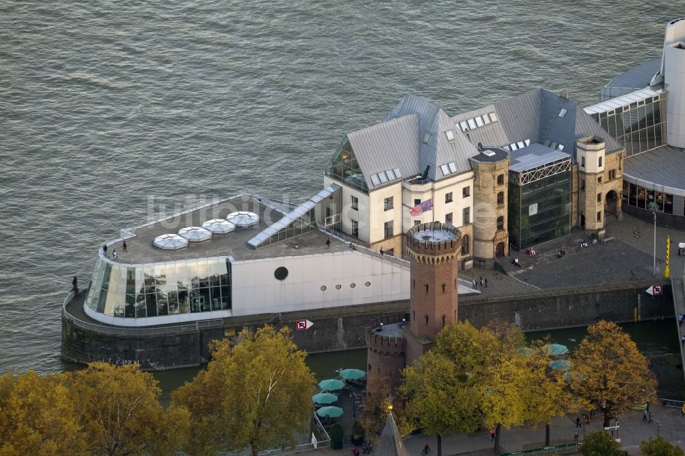 Köln von oben - Gebäude des Imhoff- Stollwerck - Schokoladenmuseum an der Rheinpromenade auf der Rheinauhalbinsel im Rheinauhafen von Köln im Bundesland Nordrhein-Westfalen NRW