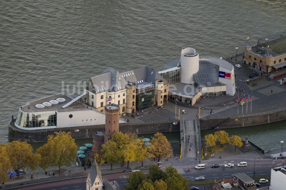 Köln aus der Vogelperspektive: Gebäude des Imhoff- Stollwerck - Schokoladenmuseum an der Rheinpromenade auf der Rheinauhalbinsel im Rheinauhafen von Köln im Bundesland Nordrhein-Westfalen NRW