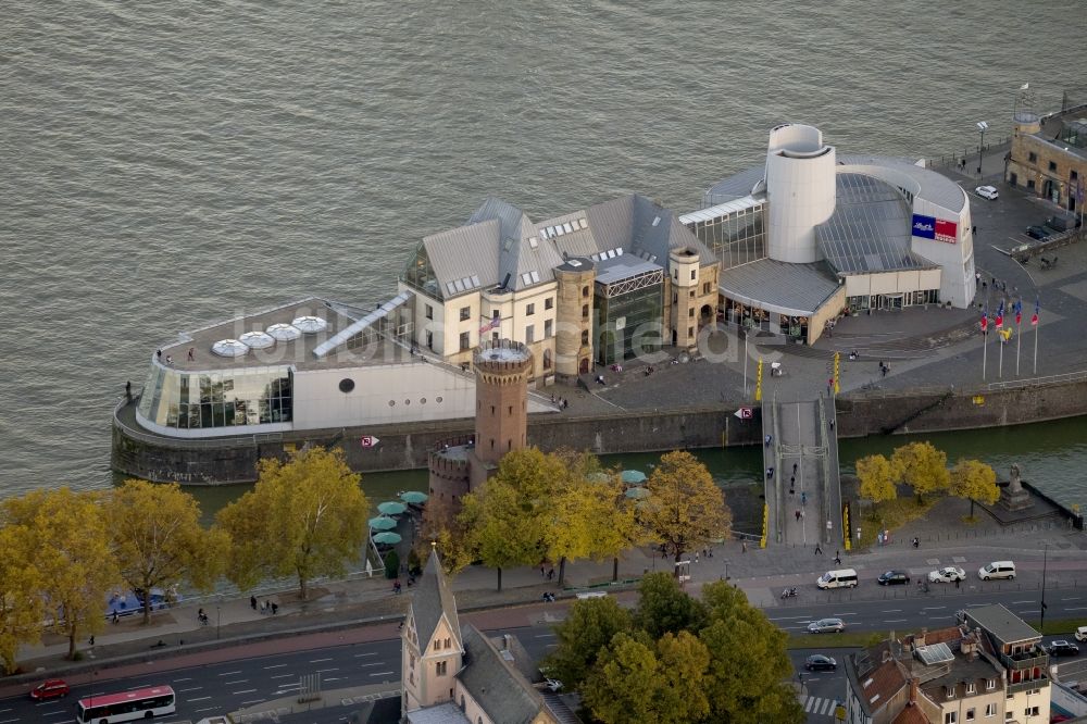 Luftbild Köln - Gebäude des Imhoff- Stollwerck - Schokoladenmuseum an der Rheinpromenade auf der Rheinauhalbinsel im Rheinauhafen von Köln im Bundesland Nordrhein-Westfalen NRW