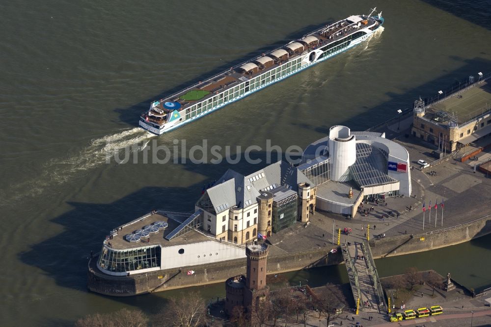 Köln aus der Vogelperspektive: Gebäude des Imhoff- Stollwerck - Schokoladenmuseum an der Rheinpromenade auf der Rheinauhalbinsel im Rheinauhafen von Köln im Bundesland Nordrhein-Westfalen NRW