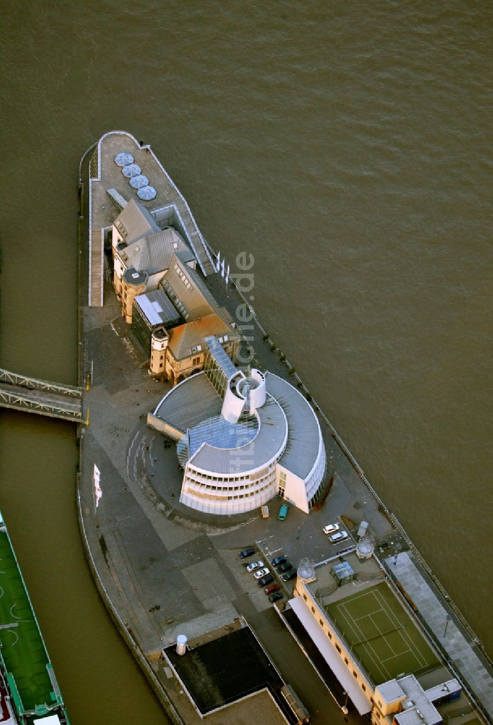 Luftaufnahme Köln - Gebäude des Imhoff- Stollwerck - Schokoladenmuseum an der Rheinpromenade auf der Rheinauhalbinsel im Rheinauhafen von Köln im Bundesland Nordrhein-Westfalen NRW