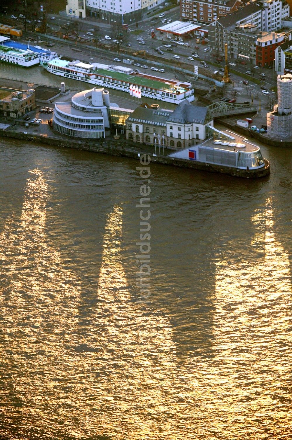 Köln von oben - Gebäude des Imhoff- Stollwerck - Schokoladenmuseum an der Rheinpromenade auf der Rheinauhalbinsel im Rheinauhafen von Köln im Bundesland Nordrhein-Westfalen NRW