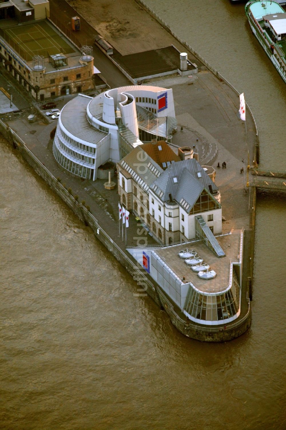 Köln aus der Vogelperspektive: Gebäude des Imhoff- Stollwerck - Schokoladenmuseum an der Rheinpromenade auf der Rheinauhalbinsel im Rheinauhafen von Köln im Bundesland Nordrhein-Westfalen NRW