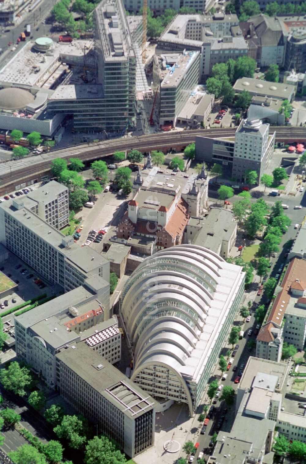 Berlin aus der Vogelperspektive: Gebäude der Industrie- und Handelskammer IHK an der Fasanenstraße in Berlin