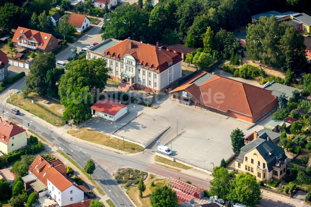 Luftaufnahme Burg Stargard - Gebäude der Jugendherberge DHJ Jugendherberge Burg Stargard und eines ALDI Supermarkt in Burg Stargard im Bundesland Mecklenburg-Vorpommern