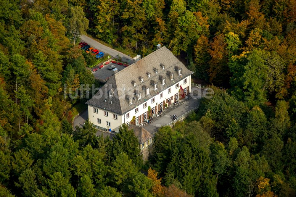 Meschede von oben - Gebäude der Jugendherberge in Meschede im Bundesland Nordrhein-Westfalen