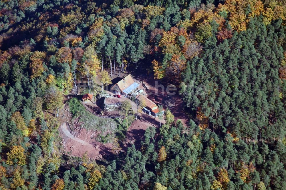 Annweiler am Trifels von oben - Gebäude der Jungpfalzhütte im Pfälzerwald in Annweiler am Trifels im Bundesland Rheinland-Pfalz