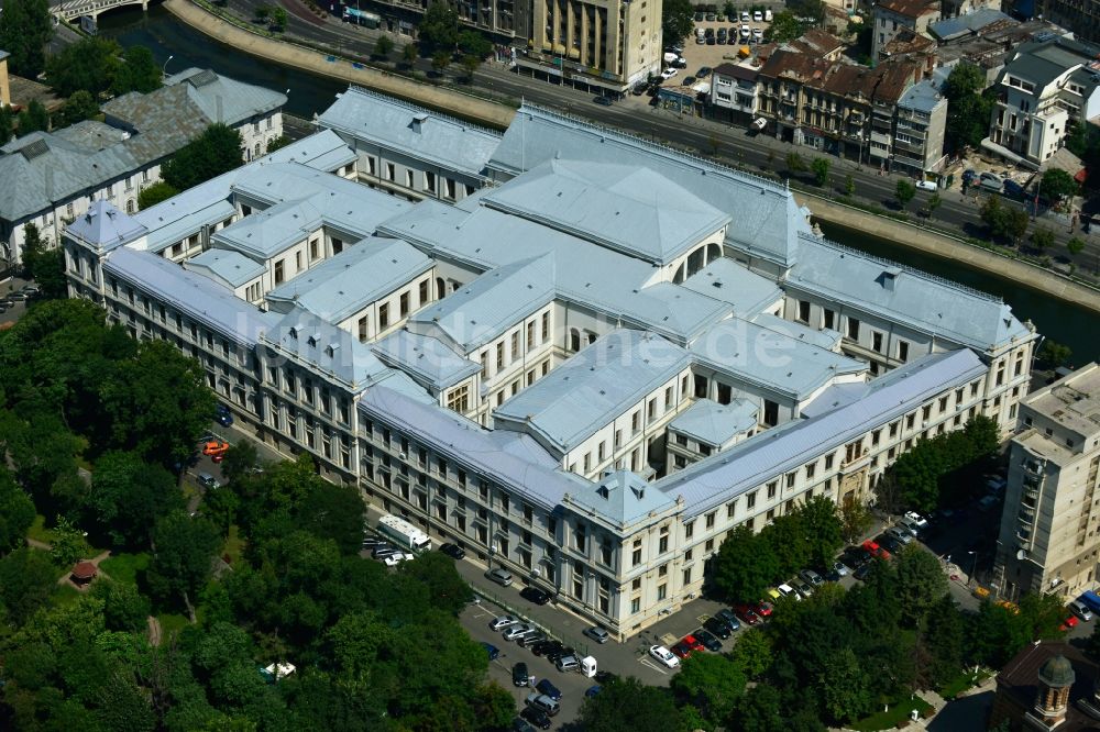 Bukarest aus der Vogelperspektive: Gebäude des Justizpalast Curtea De Apel Bucuresti im Stadtzentrum der Hauptstadt Bukarest in Rumänien