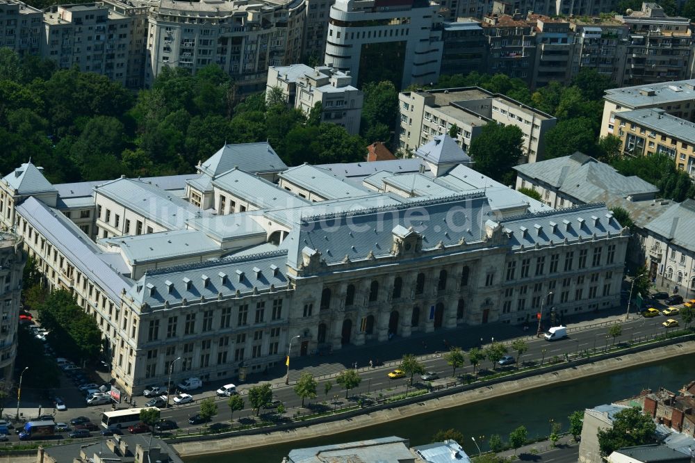 Luftaufnahme Bukarest - Gebäude des Justizpalast Curtea De Apel Bucuresti im Stadtzentrum der Hauptstadt Bukarest in Rumänien