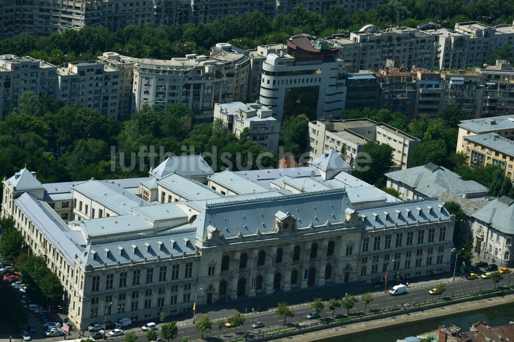 Bukarest von oben - Gebäude des Justizpalast Curtea De Apel Bucuresti im Stadtzentrum der Hauptstadt Bukarest in Rumänien