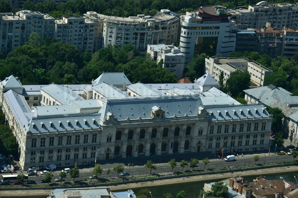 Bukarest aus der Vogelperspektive: Gebäude des Justizpalast Curtea De Apel Bucuresti im Stadtzentrum der Hauptstadt Bukarest in Rumänien