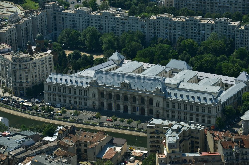 Bukarest aus der Vogelperspektive: Gebäude des Justizpalast Curtea De Apel Bucuresti im Stadtzentrum der Hauptstadt Bukarest in Rumänien