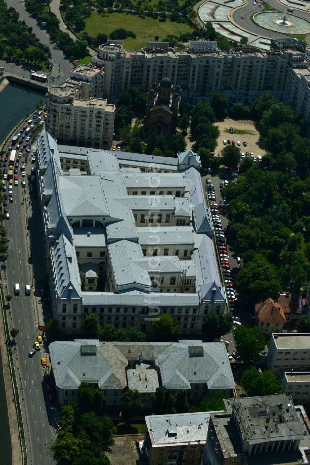 Bukarest aus der Vogelperspektive: Gebäude des Justizpalast Curtea De Apel Bucuresti im Stadtzentrum der Hauptstadt Bukarest in Rumänien