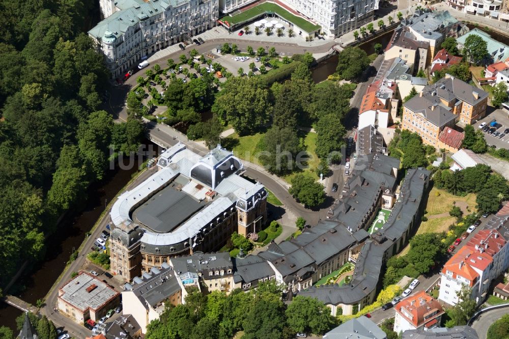 Karlsbad von oben - Gebäude des Kaiserbad in der Altstadt von Karlsbad ( Karlovy Vary ) in Tschechien