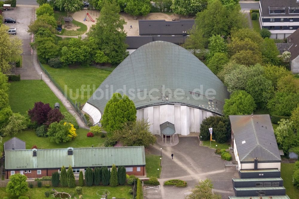 Essen Überrhur von oben - Gebäude der katholischen Gemeinde St.Suitbert bei Essen- Überrhur im Bundesland Nordrhein-Westfalen