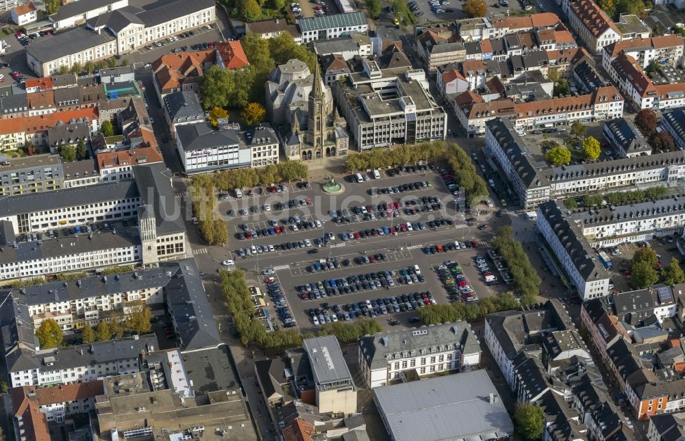 Luftbild Saarlouis - Gebäude der Katholischen Kirche St. Ludwig am Platz Großer Markt im Stadtzentrum von Saarlouis im Bundesland Saarland