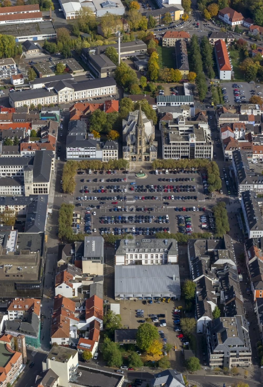 Saarlouis aus der Vogelperspektive: Gebäude der Katholischen Kirche St. Ludwig am Platz Großer Markt im Stadtzentrum von Saarlouis im Bundesland Saarland