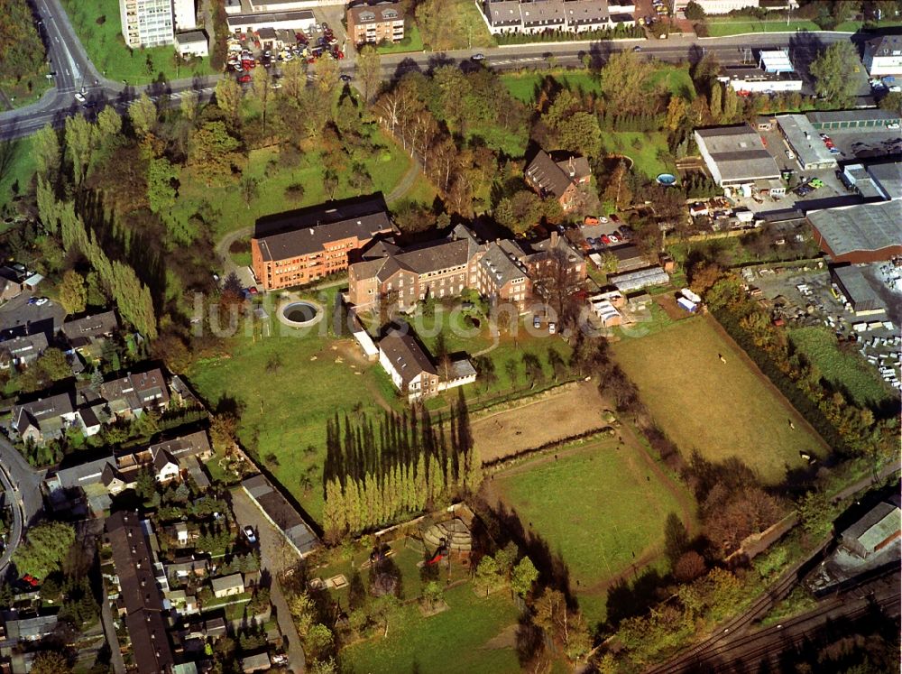 Neukirchen-Vluyn aus der Vogelperspektive: Gebäude des Kinder- und Jugendheimes Haus Elim im Ortsteil Neukirchen in Neukirchen-Vluyn im Bundesland Nordrhein-Westfalen