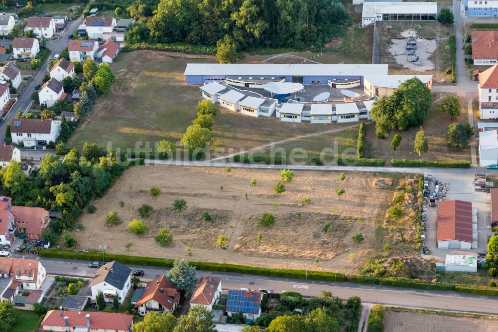 Landau in der Pfalz von oben - Gebäude des Kinder- und Jugendheimes Jugendwerk St. Josef im Ortsteil Queichheim in Landau in der Pfalz im Bundesland Rheinland-Pfalz, Deutschland