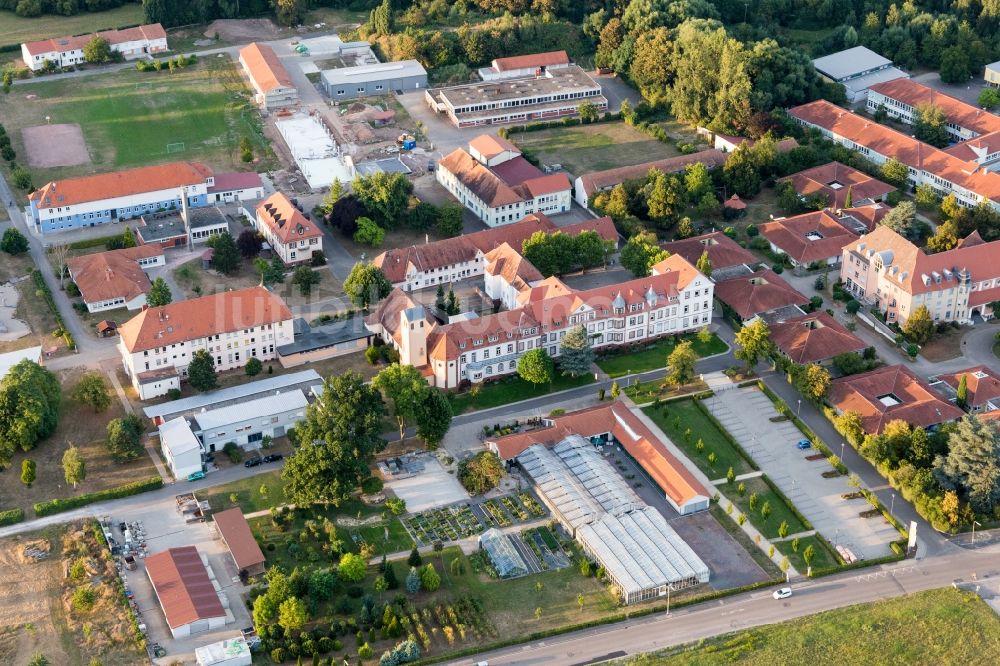 Landau in der Pfalz aus der Vogelperspektive: Gebäude des Kinder- und Jugendheimes Jugendwerk St. Josef im Ortsteil Queichheim in Landau in der Pfalz im Bundesland Rheinland-Pfalz, Deutschland